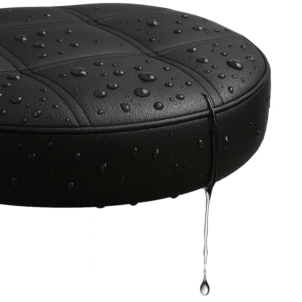 Wasserabweisender PU-Leder-Sitz des Movaro Rollhockers mit sichtbaren Wassertropfen auf der schwarzen Sitzfläche.